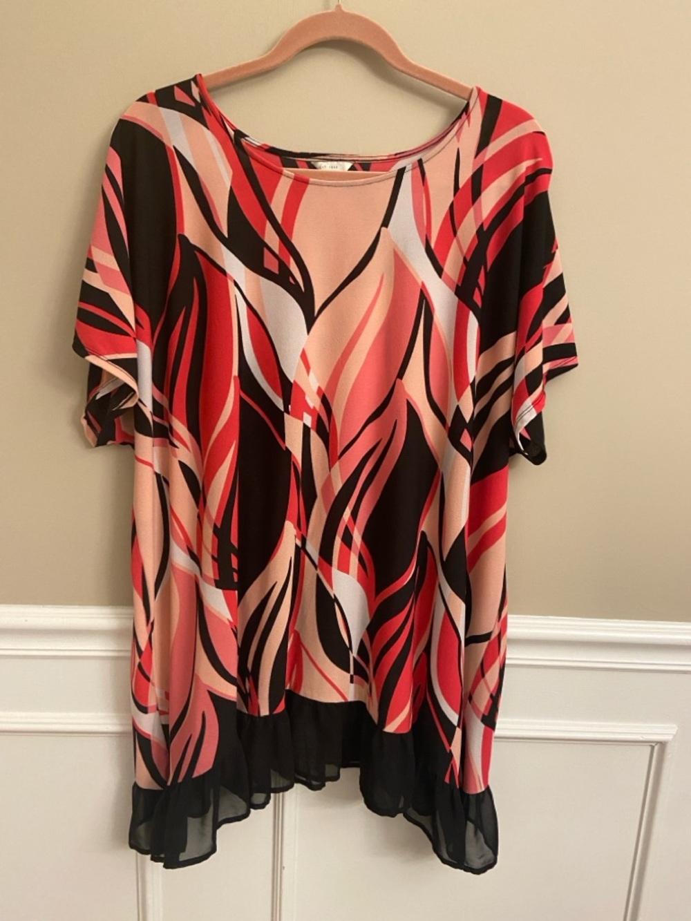 C Est 1946 Flowing Vibrant Abstract  Print Tunic‎ in Coral, Black & White 22/24W